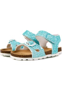 Sandales turquoise scintillantes avec semelles en liège, semelles en caoutchouc blanc, sangles ajustables et design découpé pour la ventilation.