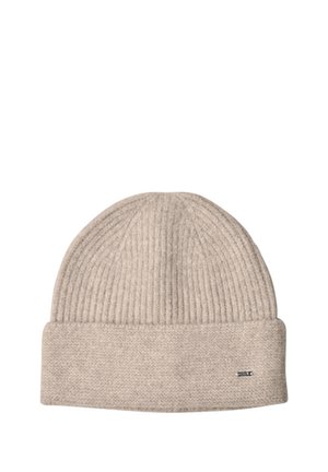Gorro tipo beanie tejido en beige claro con ala doblada y pequeña etiqueta de metal rectangular de la marca en el borde inferior.