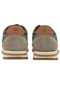 Sneakers Gola con tomaia grigia in suede e verde oliva, dettagli arancioni sul tallone e suola intermedia bianca con una striscia rossa.