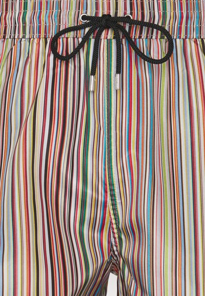 Un maillot de bain à rayures multicolores avec un cordon de serrage à la taille, fabriqué en tissu lisse avec une texture fine et des accents brillants en bleu et vert.