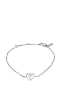 Silverfärgad kedjebracelet med ett hjärtformat hänge i mitten och en hummerklämma som stängning, märkt "STEEL."