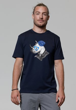 Navyblauwe katoenen t-shirt met een afbeelding van een neushoorn met een bril en een blauwe beanie. Korte mouwen, ronde hals, casual pasvorm.