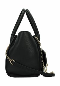 Borsa a mano in pelle nera con superficie testurizzata, due manici superiori e un dettaglio in catena dorata. Presenta una tracolla per essere indossata a tracolla.