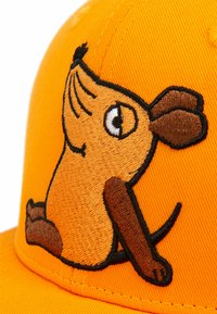 Orange Mütze aus strukturiertem Stoff mit gesticktem Design eines braunen Hundes, der eine verspielte Haltung und Augendetails zeigt.