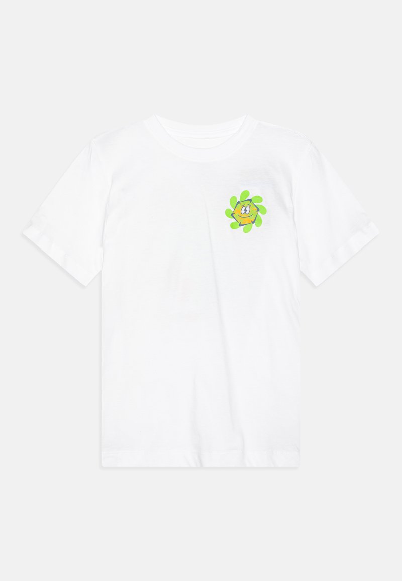 Λευκό βαμβακερό T-shirt με κοντά μανίκια, στρογγυλή λαιμόκοψη και μια πολύχρωμη καρτούν γραφική παράσταση σε πράσινο και πορτοκαλί χρώμα στην αριστερή περιοχή του στήθους.