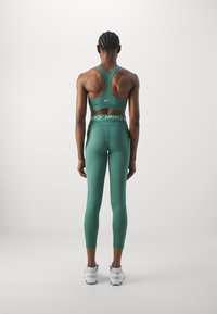 Nike Performance Leggingek - bicoastal/vapor green/white