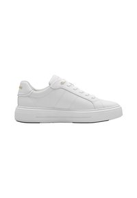 Sneaker in pelle bianca con suola in gomma piatta, punta tonda e design a bassa altezza. Presenta cuciture minime e un logo dorato sul tallone.