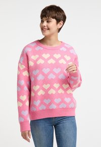 Maglione rosa a maglia con motivi a cuore pastello in lavanda e crema. Presenta un collo rotondo e polsini a coste. Texture morbida.