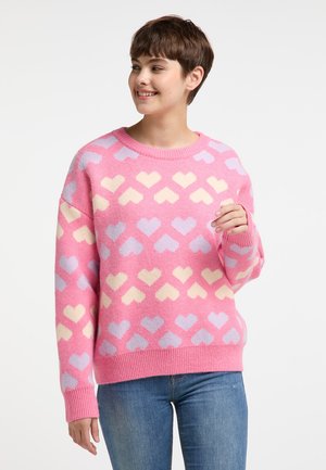 Rosa gestrickter Pullover mit pastellfarbenen Herzmustern in Lavendel und Creme. Hat einen runden Halsauschnitt und gerippte Bündchen. Weicher Griff.