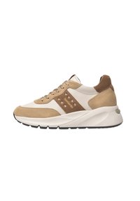Sneaker beige e marrone con materiali in suede e pelle, punta arrotondata, design con lacci, dettagli in borchie sui lati e una suola spessa bianca.