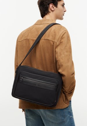 Tommy Hilfiger, TH REPREVE MESSENGER - Skuldertasker - black