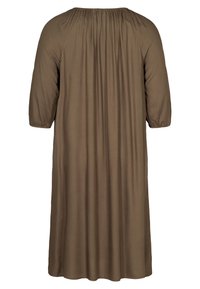 Robe marron longueur genoux avec une coupe ample, un col rond et des manches courtes bouffantes ; présente un tissu froncé au niveau du col pour plus de texture.