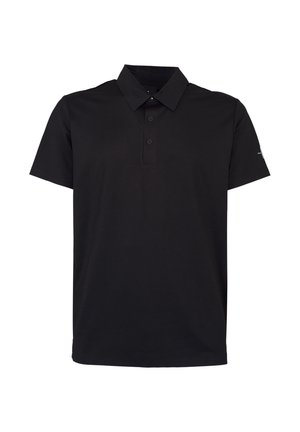 Czarna koszulka polo z krótkim rękawem, listwą na trzy guziki i klasycznym kołnierzem na białym tle.