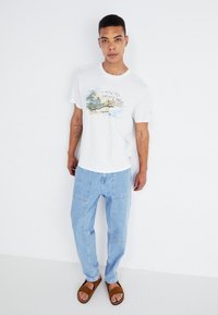 Levi's® RELAXED FIT - Trükipildiga T-särk - white