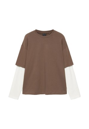 Brun kortærmet T-shirt lagdelt over en hvid langærmet skjorte med rund hals og lige kant, vist på en hvid baggrund.