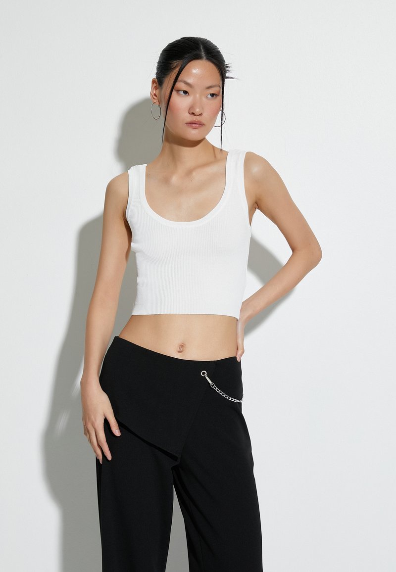 Koton U NECK THICK STRAPPY CROP TANK  - Linne - white