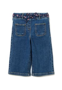 Pantalones cortos de mezclilla azul para ni�ños con bolsillos delanteros y un cinturón de tela floral azul marino atado en forma de lazo en la cintura.