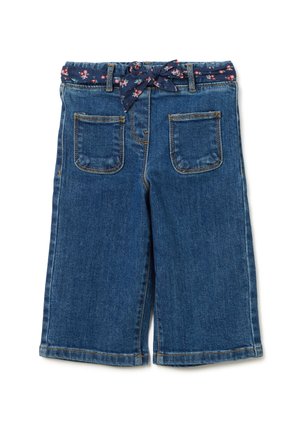 Shorts en denim bleu pour enfants avec des poches avant à rabat et une ceinture en tissu à fleurs bleu marine nouée en nœud à la taille.