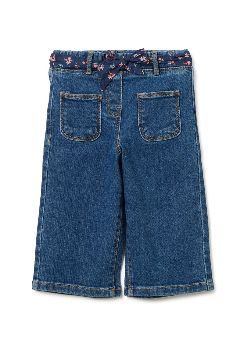 Pantalones cortos de mezclilla azul para niños con bolsillos delanteros y un cinturón de tela floral azul marino atado en forma de lazo en la cintura.