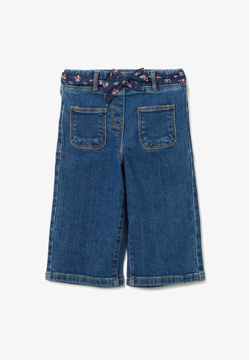 Pantalones cortos de mezclilla azul para niños con bolsillos delanteros y un cinturón de tela floral azul marino atado en forma de lazo en la cintura.