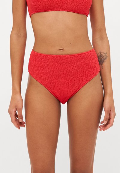 Rode high-waisted bikini onderbroek met een gestructureerd zigzagpatroon, voorzien van een elastische tailleband en een gladde afwerking. Geschikt voor zwemkleding.