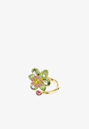 Anello dorato con un design floreale decorato con pietre in vetro verdi e rosa, inclusa una pietra centrale gialla, creando un motivo floreale colorato.