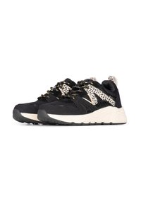 Sneaker sportive nere con tomaia testurizzata, accenti di stampa leopardata e dettagli in oro. Presentano una suola ammortizzata e un design con lacci.