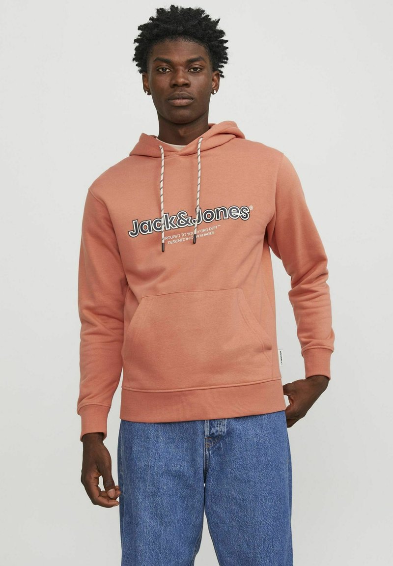 Sudadera color durazno con capucha ajustable, bolsillo frontal y letras blancas. Fabricada con material suave, cuenta con puños y dobladillo acanalados.