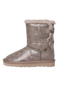 Bottines argentées métalliques avec un motif texturé, doublure en fausse fourrure et trois sangles décoratives sur le côté. Semelle robuste pour plus d'adhérence.