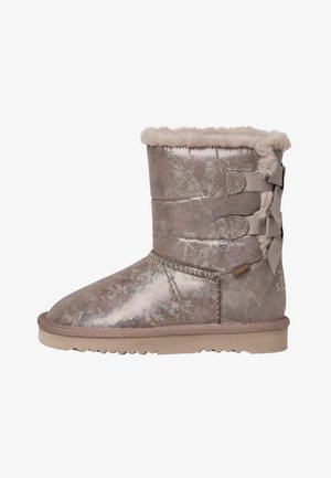 Bottines argentées métalliques avec un motif texturé, doublure en fausse fourrure et trois sangles décoratives sur le côté. Semelle robuste pour plus d'adhérence.