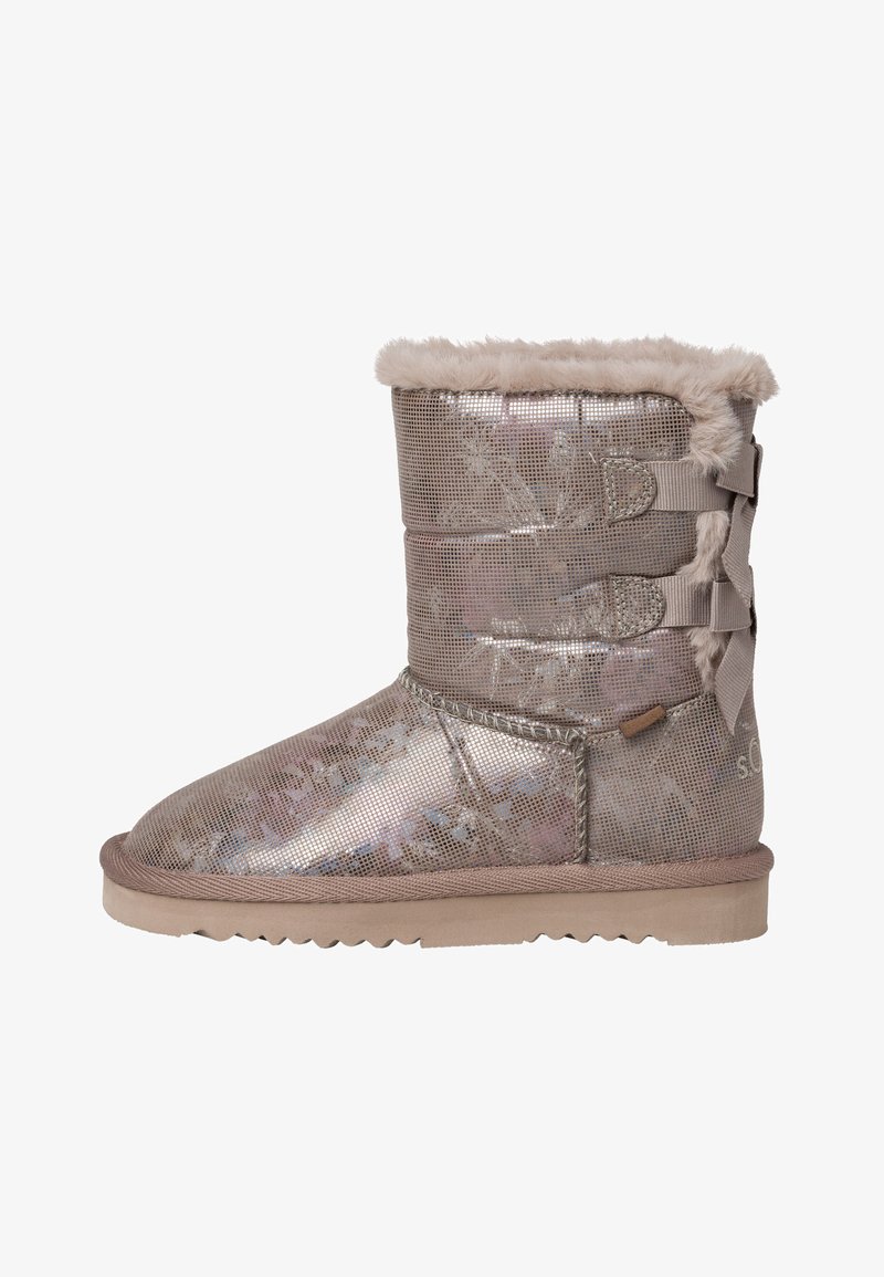 Bottines argentées métalliques avec un motif texturé, doublure en fausse fourrure et trois sangles décoratives sur le côté. Semelle robuste pour plus d'adhérence.