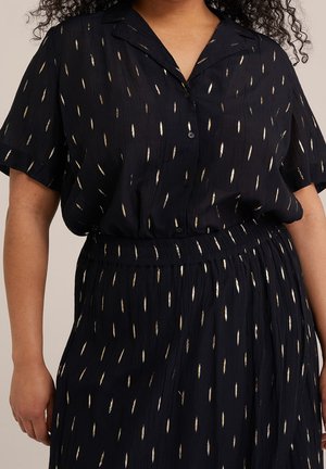Czarna koszulowa sukienka z krótkim rękawem, z akcentami w złoty liściasty wzór i zbieranym w talii, wykonana z lekkiego, teksturowanego materiału.