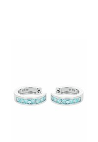Pendientes de aro de plata con una fila de piedras preciosas de corte cuadrado en un tono azul claro, colocadas en la sección frontal.