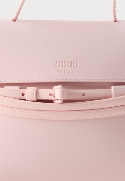 Ροζ δερμάτινη τσάντα Moschino Milano με πάνω λαβή και λεπτομέρεια με πόρπη στο λουρί.