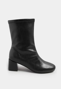 Czarne botki za kostkę wykonane z gładkiej skóry, o zwężającym się kształcie, z blokowym obcasem i haftowanym detalem na górnej krawędzi.