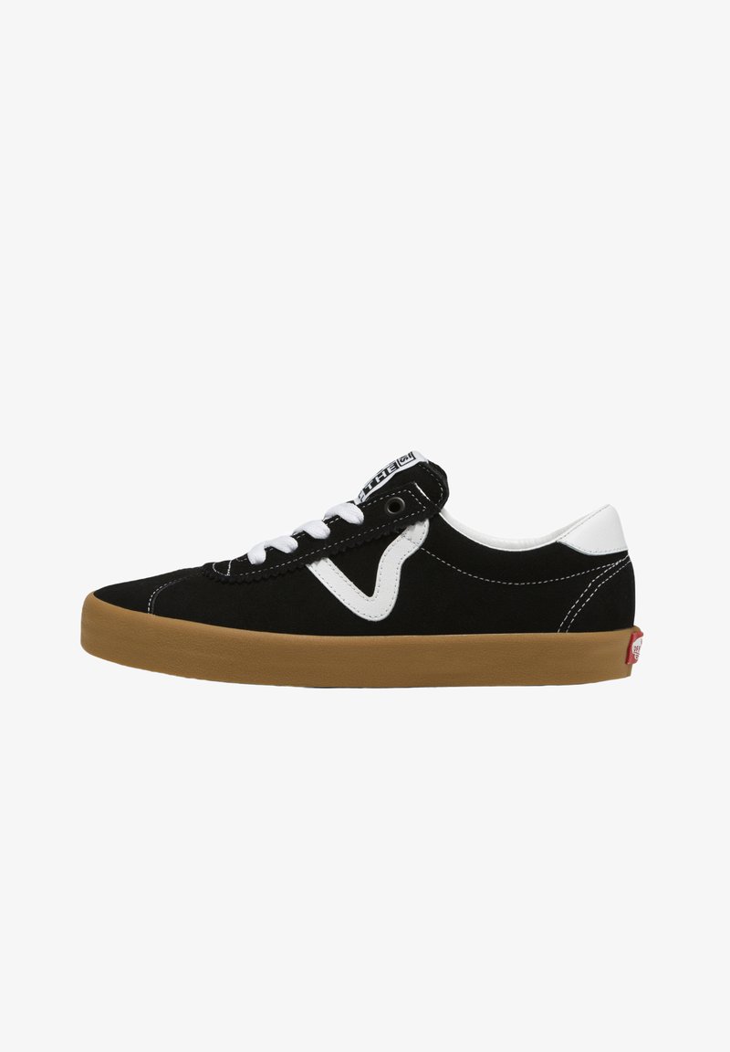 Adidași negri din suede cu accente albe, având o talpă din cauciuc de tip gumă și un design clasic cu șireturi. Logo notabil pe lateral și detalii cusute.