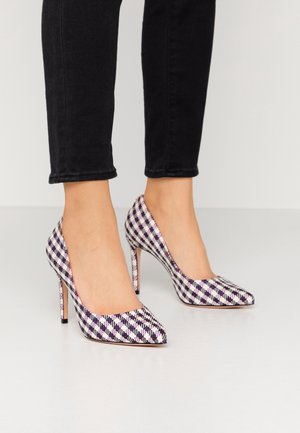 Schachbrett-hohe Absätze mit einer weißen Basis und lila sowie schwarzen Mustern, spitz zulaufendem Design und schlankem Stiletto-Absatz.