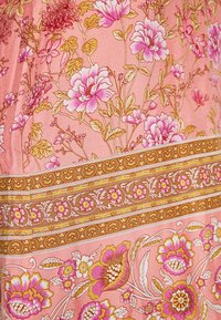 Țesătură florală roz cu flori mari în nuanțe de roz, însoțită de margini intricate cu model auriu și alb. Textură netedă.