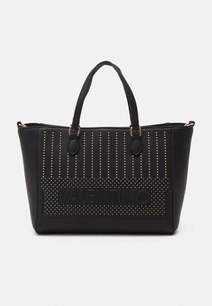 Sac à main noir avec clous dorés, surface texturée et logo « VALENTINO » embossé. Dispose de deux poignées supérieures et d'une forme large et structurée.
