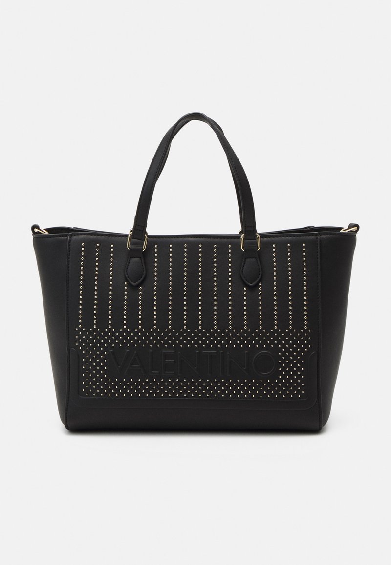 Sac à main noir avec clous dorés, surface texturée et logo « VALENTINO » embossé. Dispose de deux poignées supérieures et d'une forme large et structurée.