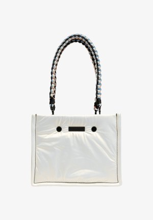 Witte, gevoerde handtas met zwarte stiksels. Heeft gevlochten, meerkleurige hengsels en twee zwarte accenten aan de voorkant. Rechthoekige vorm.