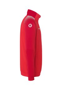 Rød jakke med høj krave, glat stof, sidelommer og prikket mønster på skuldren. Indeholder logo på ærmet.