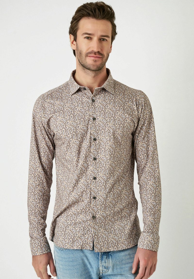 Lange mouw button-up shirt in een lichtbruine stof met een paisleypatroon, voorzien van een klassieke kraag en groene knopen.