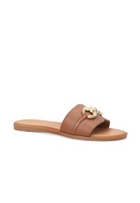 Braune Leder-Sandale mit zwei breiten Riemen und einem dekorativen Hardware-Akzent in Goldfarbe auf der Oberseite. Glatte Sohle, Offene-Schnauze-Design.