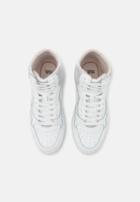 Wysokie trampki z białej skóry z teksturowanymi akcentami, perforowanym przodem oraz białymi sznurowadłami; szara wyściółka i wkładka z logo.