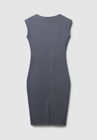 Ärmelloses, figurnahes Kleid aus dunkelgrauem Stoff. Es hat einen runden Halsausschnitt, eine zentrale Naht am Rücken und einen Schlitz am Saum auf der Rückseite.