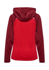 Rode atletische hoodie met lange mouwen, voorzien van een capuchon, textuurpanelen, contrasterende kastanjebruine mouwen en witte accenten langs de naden.