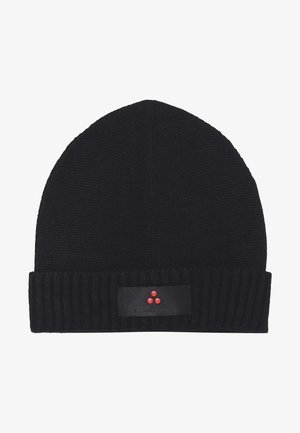 Cappello di maglia nero con risvolto a coste, caratterizzato da un'etichetta rettangolare con tre punti rossi e testo del marchio. Texture morbida, design aderente.