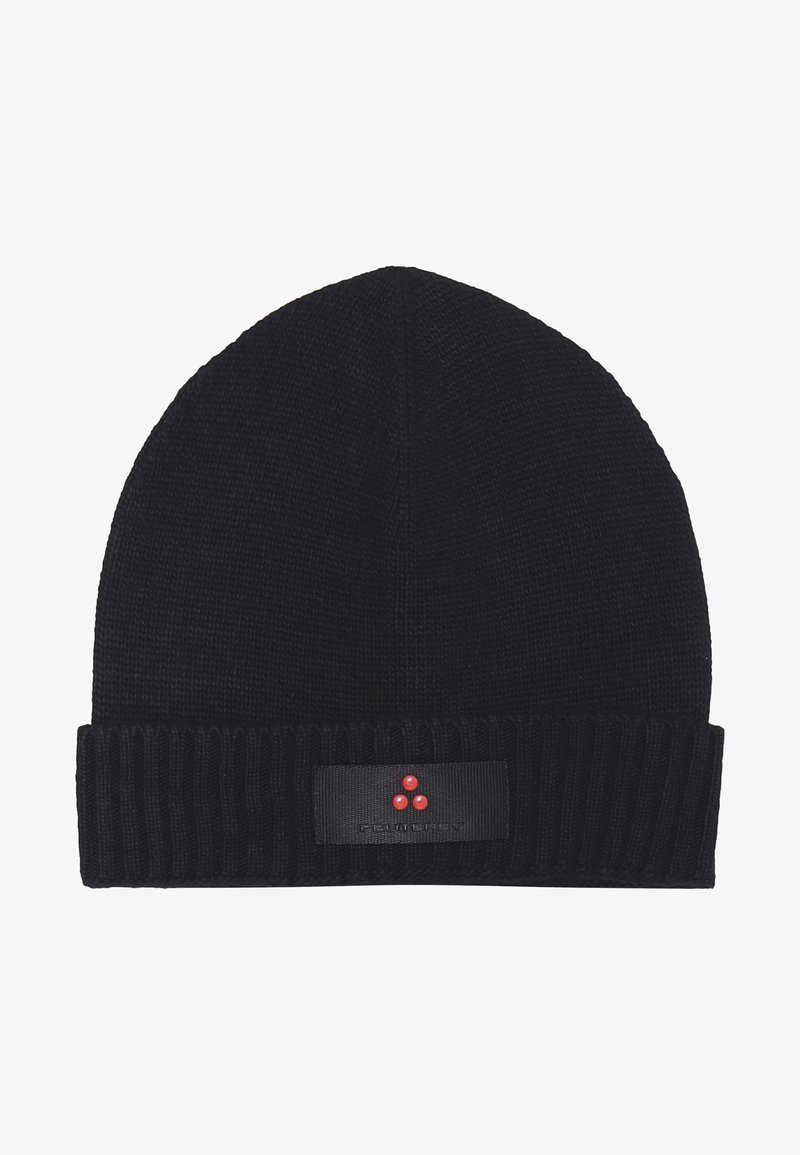 Cappello di maglia nero con risvolto a coste, caratterizzato da un'etichetta rettangolare con tre punti rossi e testo del marchio. Texture morbida, design aderente.