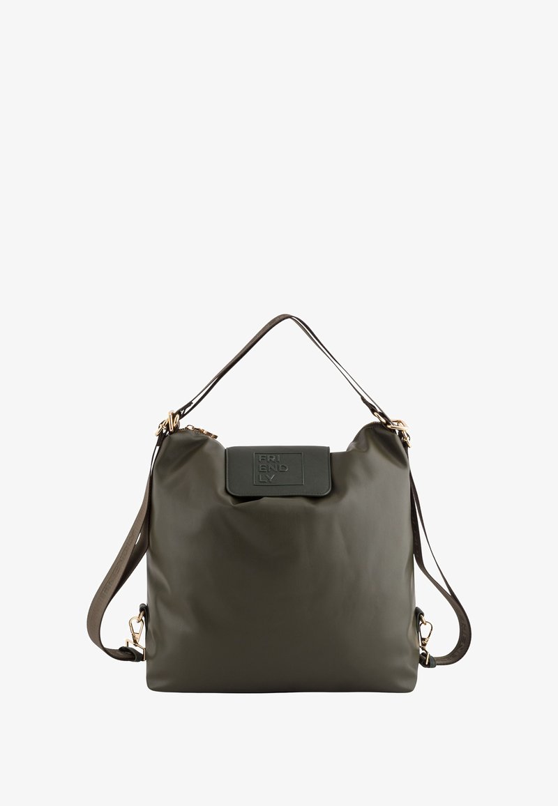 Bolso grande de color verde oscuro con asa corta y correa larga desmontable, parche embossado con la palabra "FRIENDLY" en la solapa frontal.